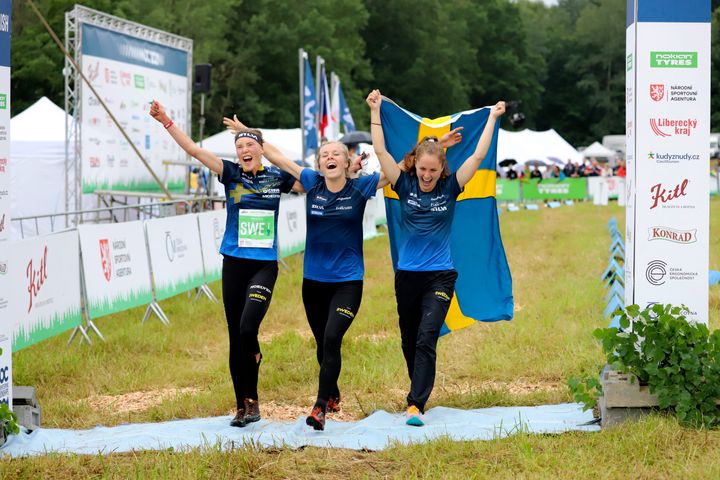 FRI BILD. Tove Alexandersson, Sara Hagström och Lisa Risby sprang hem guldet i damstafetten på ett övertygande sätt. Foto: Sara Malmborg/Orienteringsmagasinet Skogssport