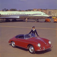 Den allra första bilen från Porsche levererades till Sverige 11 maj 1950. Bilden är tagen 1959 på Bromma Flygplats med en vacker Porsche 356 Convertible D nyss hemkommen från fabrik. Bild: Corporate Archives Porsche AG.