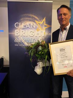 Här ser vi avdelningschef Rolf Gaude som tar emot  städbranschens kvalitetspris Clean Bright Awards i kategorin Årets miljöföretag som tilldelats Uppsala kommun.