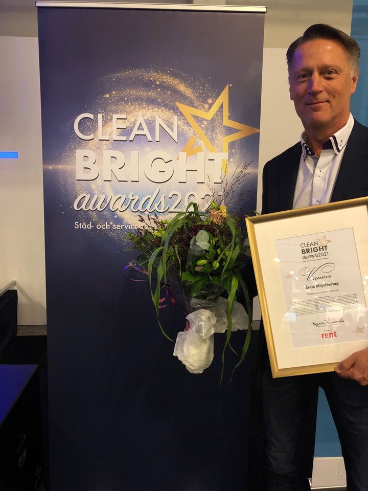 Här ser vi avdelningschef Rolf Gaude som tar emot  städbranschens kvalitetspris Clean Bright Awards i kategorin Årets miljöföretag som tilldelats Uppsala kommun.