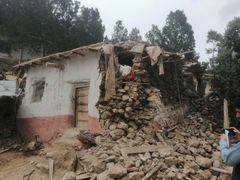 Ett stort antal hus förstördes i den kraftiga jordbävningen   östra Afghanistan. Foto: NRC