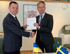 Under onsdagen signerade Björn Eriksson, generaldirektör för Läkemedelsverket, och Mykhaylo Babenko, generaldirektör för den ukrainska läkemedelsmyndigheten, ett nytt samarbetsavtal.