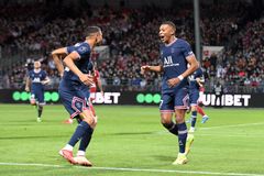 Franska stjärnan Kylian Mbappé (till höger) jublar i PSG-tröjan. Foto: Ligue 1