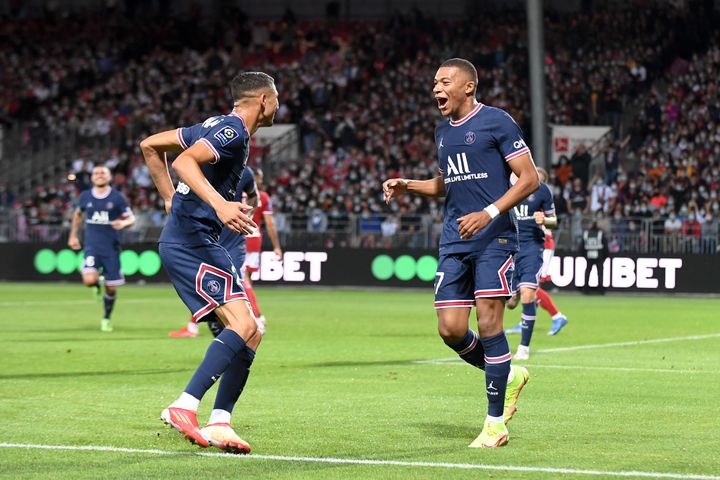 Franska stjärnan Kylian Mbappé (till höger) jublar i PSG-tröjan. Foto: Ligue 1