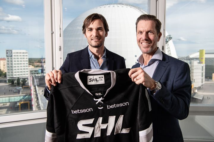 Fredrik Axling, Sponsorships & Partnerships Manager Betsson, tillsammans med Michael Marchal, VD SHL.