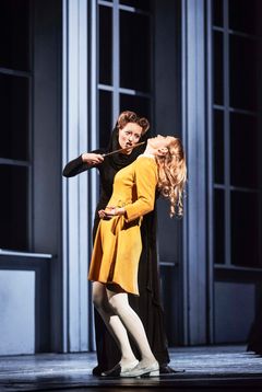 Trollflöjten. Tetiana Zhuravel som Nattens drottning och Hanna Husáhr som Pamina. Foto Kungliga Operan/Carl Thorborg