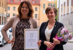 Sara Jervfors, kostchef, och Hanna Klingborg, kommunalråd (MP) från Södertälje kommun tar emot utmärkelsen Sveriges djurvänligaste kommun 2019.