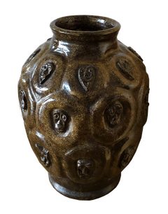 Gunilla och Giselher Naglitschs ställer ut delar av sin keramiksamling, där verken är gjorda av sex olika formgivare som alla varit knutna till Steninge i Sigtuna kommun.