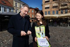 Först ut i Malmö! Kocken och TV-profilen Tareq Taylor köpte årets första majblommor av Linnea Ma, på Lilla torg i Malmö. 