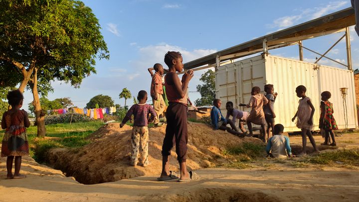 Elförsörjning utanför fasta elnätet i Ngwerere i utkanten av Zambias huvudstad Lusaka, via Beyond the Grid Fund for Africa som erbjuder resultatbaserad finansiering. Foto: Sida