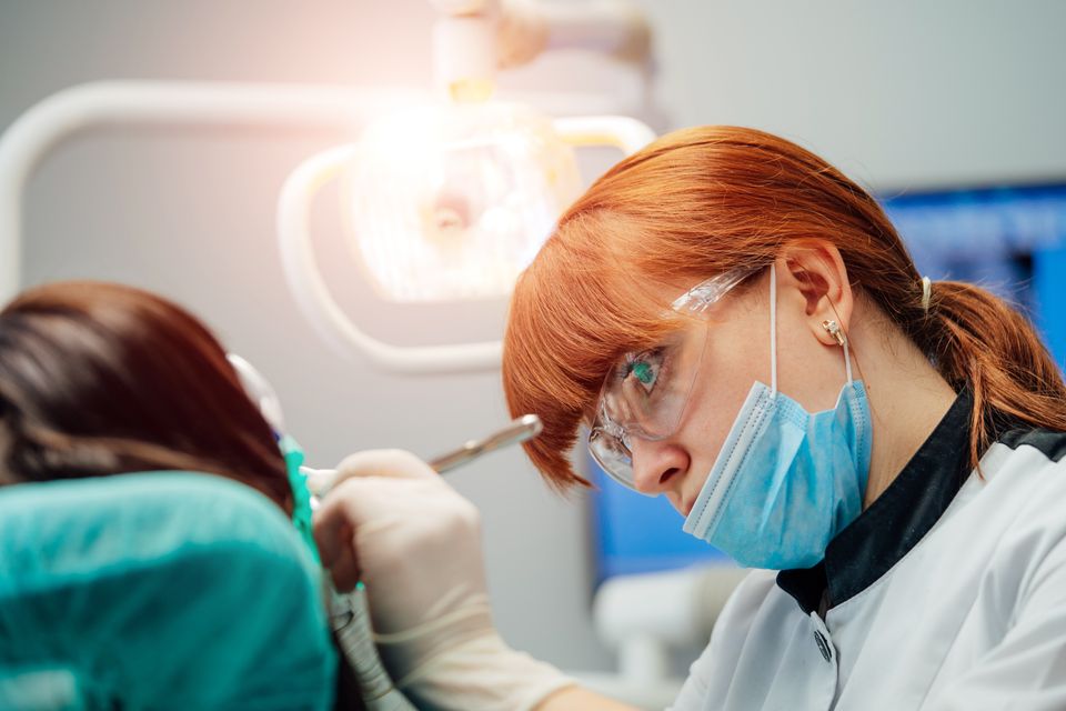 Tandläkare undersöker patient