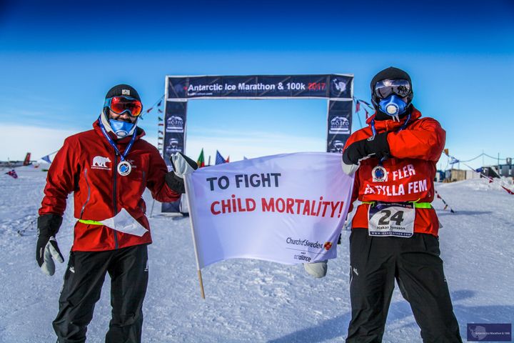 Håkan Jonsson (t h) och hans son Andreas vid Maraton på Sydpolen. Foto: privat.