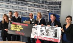 Överlämning av 1 miljon namn i kampanjen #StopTheTrucks Foto: François de Ribaucourt
