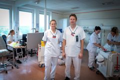 Överläkare Katarzyna Popiolek och Axel Nordenskjöld samt medarbetare på enheten för hjärnstimulering. Fotograf Maria Bergman, Region Örebro län.