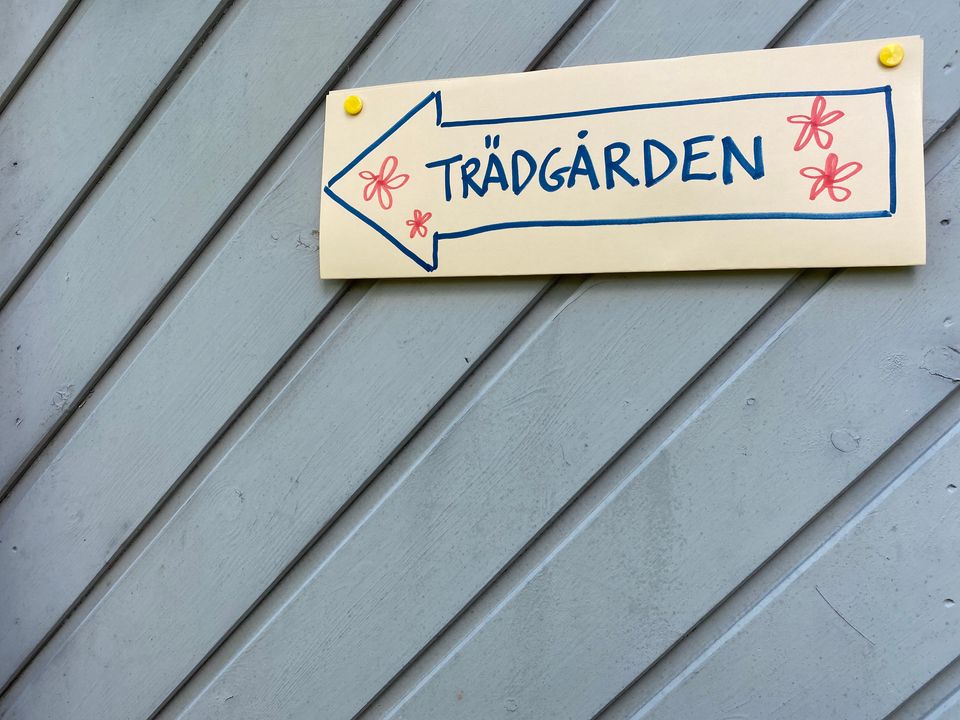 Tusen Trädgårdar skylt