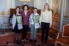 H M Drottning Silvia med Lana Khalife, Ahmed Al-Fatli och Majblommans generalsekreterare Åse Henell. 