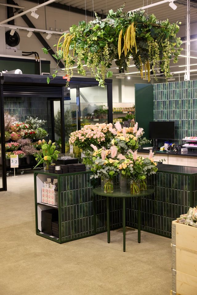 Blomsterlandetbutik med floristhantverk i fokus
