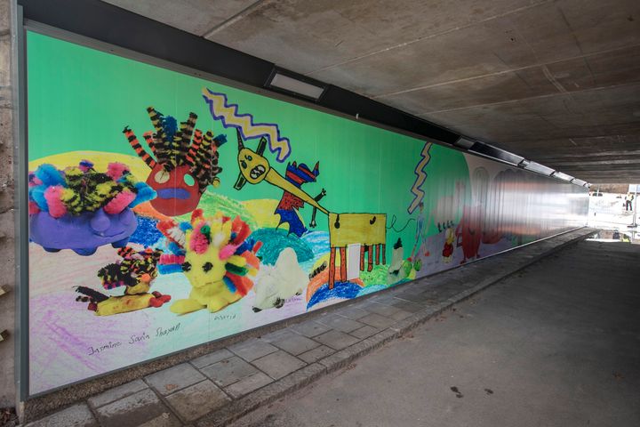 Konstverket Fantasidjur framtaget av eleverna vid Kvickentorpsskolan, monterat på väggarna i den renoverade tunneln under Farstavägen vid Kvickentorpsskolan. Foto Lennart Johansson