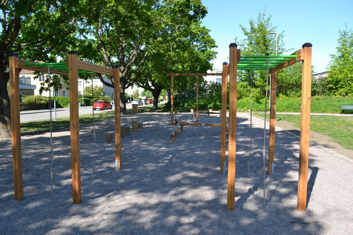 Klätterställning i Banvaktsparken, en av fyra platser som gjorts om utifrån barnens önskemål inom projektet Aktiv skolväg.