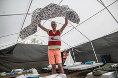 Bäddning av sängar från IKEA på Fönebasen, Ljusdals kommun. Här sov tillresta räddningsarbetare och frivilliga. Sängarna leverades av Bring.