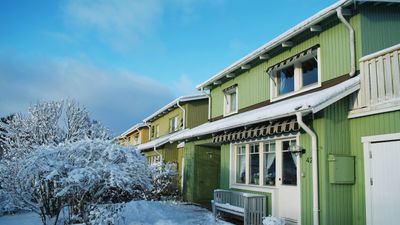 Prisfallet för både villor och bostadsrätter fortsatte i november. Villapriserna sjönk mest, med en nedgång på 3 procent den senaste månaden, visar siffror från Svensk Mäklarstatistik.