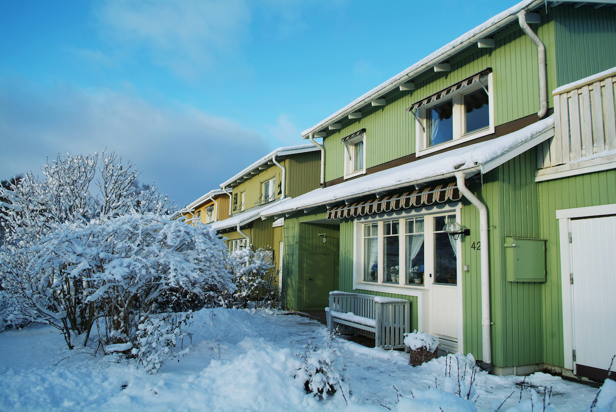 Prisfallet för både villor och bostadsrätter fortsatte i november. Villapriserna sjönk mest, med en nedgång på 3 procent den senaste månaden, visar siffror från Svensk Mäklarstatistik.