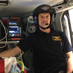 Elisabethsjukhusets sjukhuschef Jakob Johansson arbetar även på Akademiska sjukhusets intensivvårshelikopter.