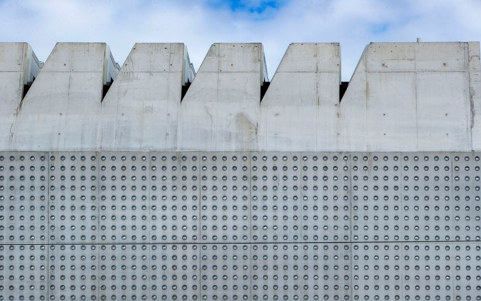 Liljevalchs+ fasad består av 6860 bottnar från glasflaskor. Foto: Lennart Johansson