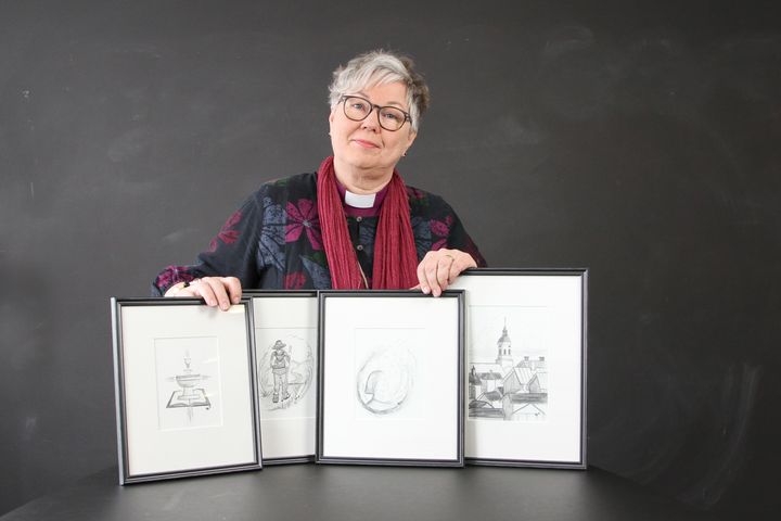 Biskop Eva Nordung Byström säljer illustrationerna som hon skapade till sitt herdabrev. Foto: Maria Eddebo Persson