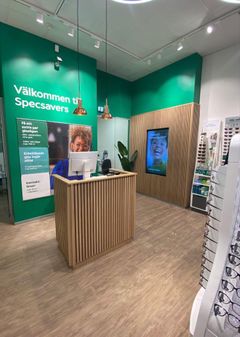 Kristianstad blir först med en innovation inom optikbranschen – en butik med högteknologisk utrustning som innebär att man kan erbjuda fler synundersökningar vilket innebär att köer kan kortas. Foto: Specsavers