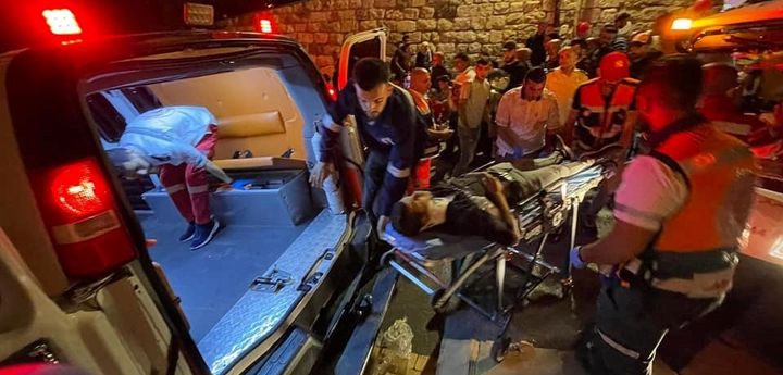 Ambulanspersonal och volontärer från Palestinska Röda Halvmånen rycker ut för att undsätta skadade i det uppblossande våldet. Foto: Palestinska Röda Halvmånen.