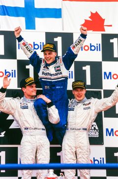 Säsongpremiär i Porsche Carrera Cup Scandinavia 2019. I startfältet på Ring Knutstorp finns Formel 1-världsmästaren Jacques Villeneuve. Bilden: Jacques Villeneuve firar VM-segern 1997 med David Coulthard och Mika Häkkinen. Foto: Motorsport Images