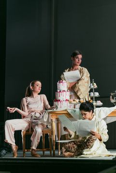Ariadne på Naxos. Madeleine Allsop, Kari Koskinen och Agnes Auer.Foto Kungliga Operan/Nils Emil Nylander