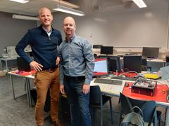 Idag startar temaveckan där eleverna på NTI gymnasiet i Örebro restaurerar gamla datorer. På bilden rektor Simon Ekdahl och Samuel Sundell, ansvarig för IT- och nätverksprogrammet. Fotograf: Maria Almerstedt. Bild får användas för redaktionellt bruk.