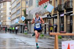 FRI BILD. Tove Alexandersson på väg mot ett nytt EM-guld i sprint. Foto: Sara Malmborg/Orienteringsmagasinet Skogssport