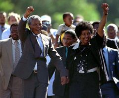 Nelson Mandela med sin dåvarande hustru Winnie i Kapstaden, 11 februari 1990. Mandela lämnar Victor Verster-fängelset efter 27 år i fångenskap. Foto: Ulli Michel/Reuters/TT