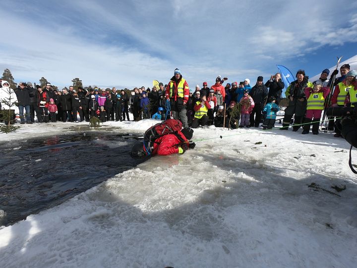 Många ville testa isvak under issäkerhetens dag 2018. Foto: Maria Isaksson.