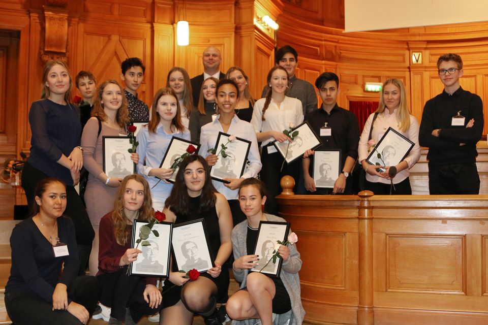 Viksjöskolan tar emot Emerichfondens stipendium i Sveriges riksdag.