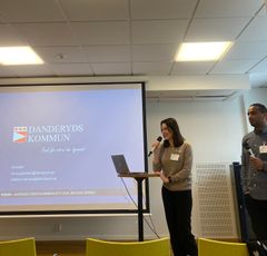 Anna Gezelius och Habtom Kahsay berättar om Danderyds metod för digital inkludering på ett seminarium på Länsstyrelsen.