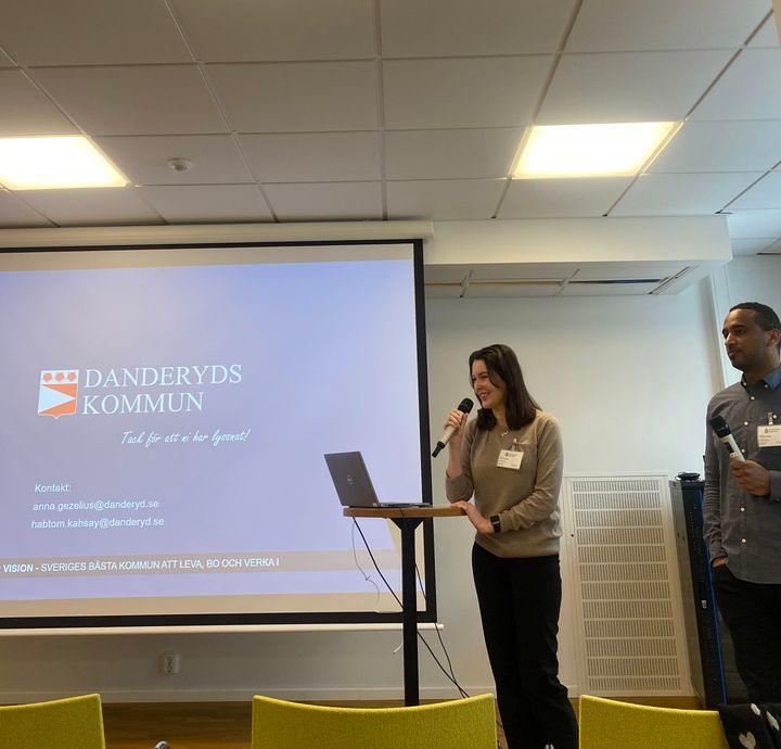 Anna Gezelius och Habtom Kahsay berättar om Danderyds metod för digital inkludering på ett seminarium på Länsstyrelsen.