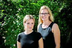 Programledaren Lotten Åsén Blomqvist (till vänster) tillsammans med Lisa Larsson, som fick livmoderhalscancer under sin graviditet.