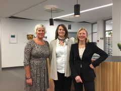 Kommunstyrelsens ordförande Kristina Edlund, gruppchef Anna Boholm och näringslivsdirektör Pia Carlgren invigde nya Företagsservice idag.