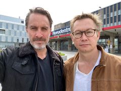 Expressens fotograf Niclas Hammarström och reporter Magnus Falkehed har följt coronaviruset sedan i mars. Nu visas deras dokumentär “Pandemin inifrån” på Expressen.se. Foto: Expressen