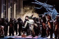 Fotograf Carl Thorborg. På bilden: Jens Persson som Papageno, tillsammans med Kungliga Operans kör.