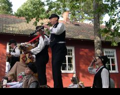 Musikanter på höstmarknad. Musicians at the autumn fair.Foto: Christina Westberg/Skansen