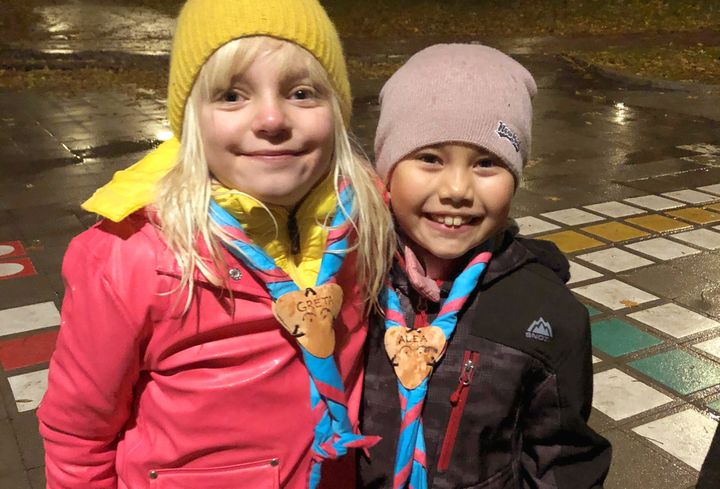 Greta och Alea från Brobergska scoutkåren har bägge plockat skräp tidigare i veckan med skolan och nu ska de plocka skräp med Spejarna. Foto: Håll Sverige Rent
