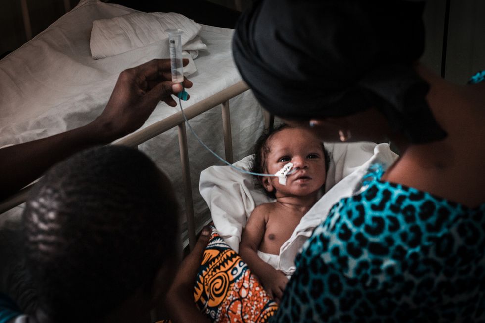 För tidigt födda eller sjuka spädbarn behöver ofta hjälp med att andas, få i sig näring och att hålla värmen. Det är en del av vården Läkare Utan Gränser ger på akutavdelningen i Guinea-Bissau. Foto: Raul Manarte.