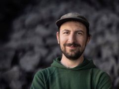 Viktor Hariz tilldelas Natur & Kulturs populärvetenskapliga pris 2022 för P3 Dystopia. Foto: Elin Berge