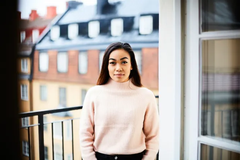 Det skärpta amorteringskravet vid bostadsköp slår hårdare mot kvinnor än mot män. I snitt tar det dessutom fyra år längre för kvinnor än för män att spara ihop till kontantinsatsen.