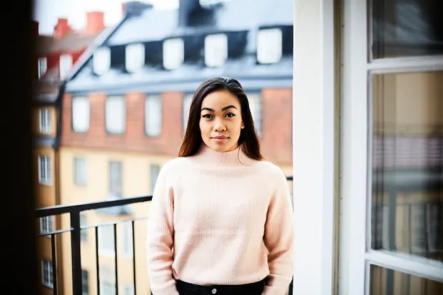 Det skärpta amorteringskravet vid bostadsköp slår hårdare mot kvinnor än mot män. I snitt tar det dessutom fyra år längre för kvinnor än för män att spara ihop till kontantinsatsen.